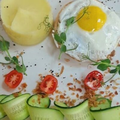 Бифштекс из говядины с яйцом, картофельным пюре и трюфельным маслом в Маск по цене 1105 ₽