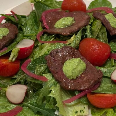 Салат с говядиной и томатами кимчи в Greece по цене 720 ₽