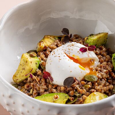 Гречневая каша с авокадо, яйцом пашот и голландским соусом в Avgust13 по цене 780 ₽
