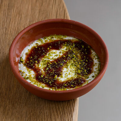 Йогурт, варенье из земляники, фисташка в Saray по цене 950 ₽