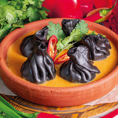 Чёрные мини-хинкали с креветкой и курицей в соусе Том Ям в Мушмула по цене 659 ₽