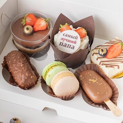 Набор из 7 десертов на День Папы в Мамин Cake по цене 2450 ₽