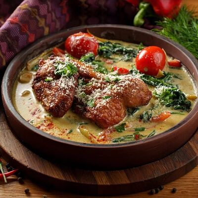 Жареный цыпленок в сливочно-чесночном соусе со шпинатомв КинZa-Dза по цене 1350 ₽