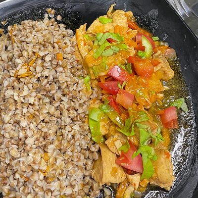 Гуляш из курицы с гречкой в Как дома по цене 410 ₽