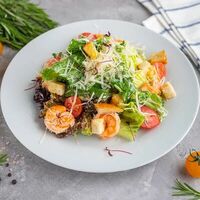 Цезарь с тигровыми креветками и с сыром пармезан в Topfoodcafe