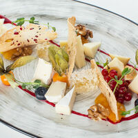 Сыры с апельсиновым джемом, ягодами и медом в сотах в Итальянец