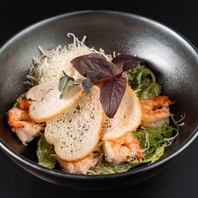 Салат Цезарь с креветками в РАХАТ по цене 655 ₽