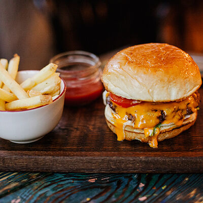 Чизбургер из говядины Блэк ангус в Крылышко или Ножка по цене 560 ₽