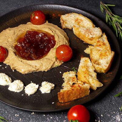 Паштет из цыпленка с домашним вареньем из яблок, маслом из кешью и чиабаттой в Tooman Polyana по цене 680 ₽