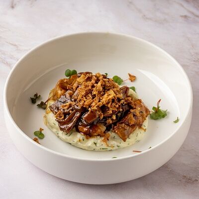 Бедро цыпленка на гриле с мятым картофелем в Кофейня Пенка по цене 690 ₽