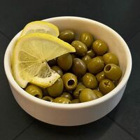 Оливки и маслины с лимоном в Кафе Hayatt