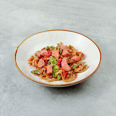 Удон с лососем и овощами с соусом на выбор в Мэджик ролл по цене 999 ₽