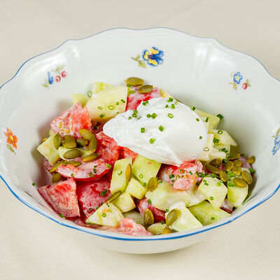 Овощной салат с яйцом пашот и тыквенными семечкамив Siesta fiesta по цене 850 ₽