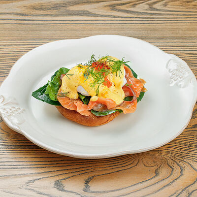 Яйца Бенедикт с лососем собственного посола, голландским соусом и красной икрой в Онегин дача по цене 900 ₽