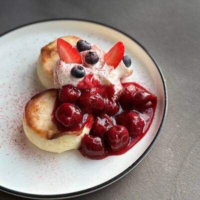 Сырники со сметаной и вишней в Гости, бистро по цене 370 ₽