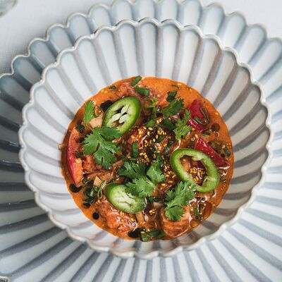 Севиче из лосося с битыми огурцами и томатами в KIZOKU по цене 810 ₽