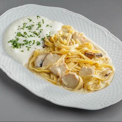 Фетучини с курицей и грибамив Hug по цене 680 ₽