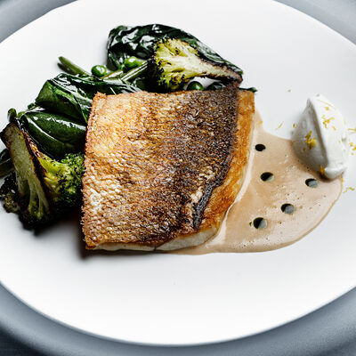 Сибас на гриле с зелеными овощами, соусом на черном перце и лимонным йогуртом в Sadko по цене 1298 ₽