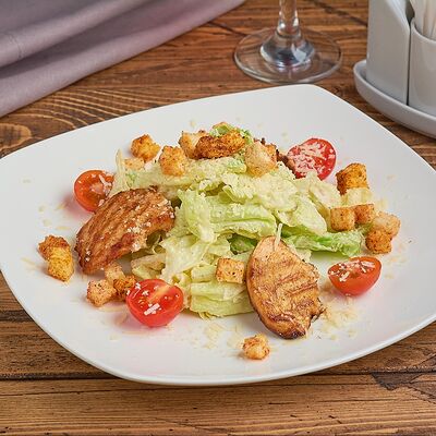 Салат Цезарь с курицей в Офицерское по цене 590 ₽
