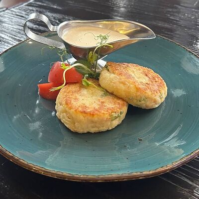 Биточки из картофеля с ветчиной, сыром и соусом сливочно-сырным в Длинный нос по цене 360 ₽