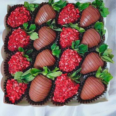 Набор клубника в шоколаде классик 16 в Мос клубника в шоколаде по цене 3200 ₽