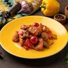 Жареная курица с овощами и грибами в Ялла по цене 490