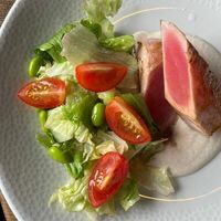 Стейк из тунца со сливочно-перечным соусом и микс-салатом в More More