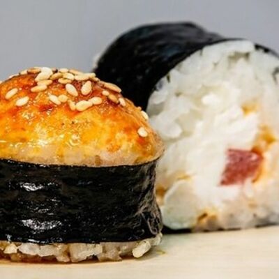 Запеченный Чикен спайси Сушими в Сушими по цене 590 ₽