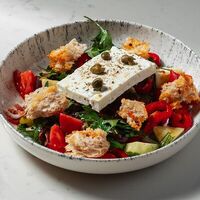 Свежий салат с сыром фета в Cheeseria