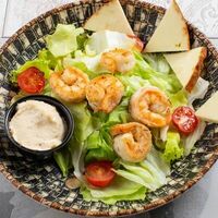 Цезарь с копченым сыром и креветками в Аджика