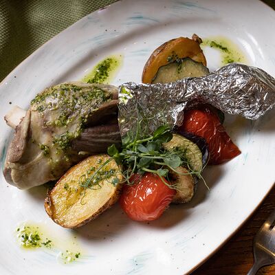 Баранья ножка, запеченная с овощами и базиликом в Пхали по цене 1320 ₽