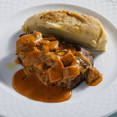 Филе-миньон с соусом из белых грибов и трюфельным пюре в Кукумбер по цене 1590