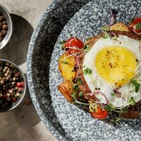 Бифштекс с глазуньей в Feromon