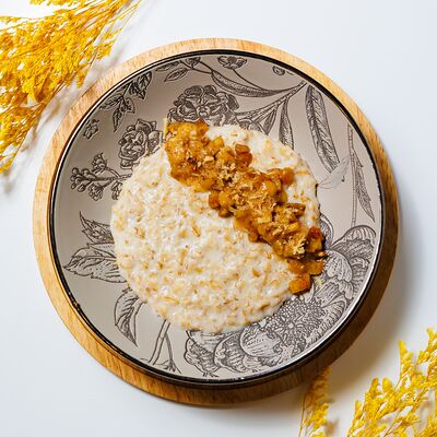 Овсяная каша, разобранный штрудель, банановая карамель в Восемь 55 по цене 320 ₽