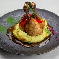 Куриные ножки с картофельным пюре и соусом демиглас в Жигули