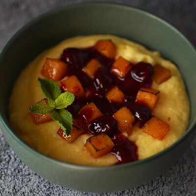 Кукурузная каша с запеченной тыквой и вишней в Кофетоп по цене 450 ₽