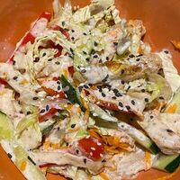 Азиатский салат с курицей в Rollstreet