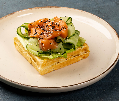 Вафля с лососем в Uno - завтраки весь день по цене 999 ₽