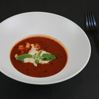 Томатный суп с креветками и страчателлой в Четыре сыра итальянская кухня