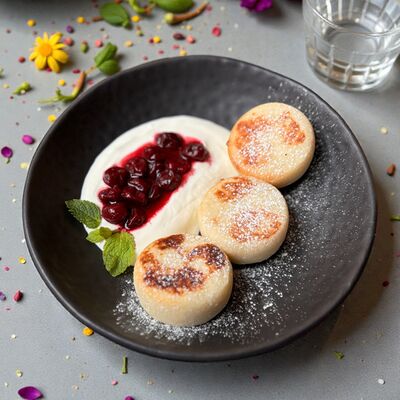 Сырники со сметаной и вишней в В Питере пить по цене 650 ₽