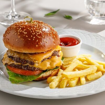 Бургер из мраморной говядины с картофелем фри в Кукумбер по цене 990 ₽