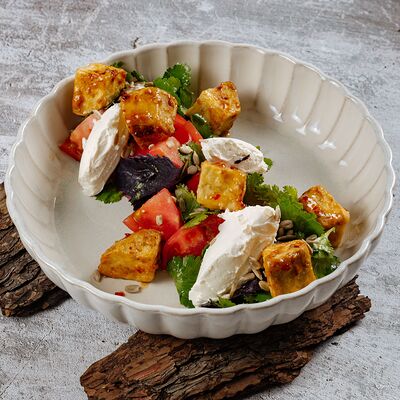 Салат с бакинскими томатами, сливочным сыром и хрустящими баклажанами в Бумбараш по цене 720 ₽