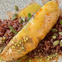 Стейк лосося с красным рисом в Prana