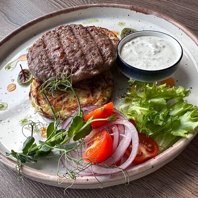 Рубленный бифштекс из баранины бенье в Траттория моне по цене 1080 ₽