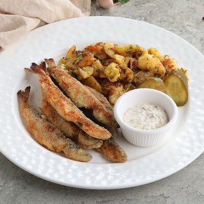 Жаренная корюшка с картофелем и соусом Тартар в Пряности & Радости на Васильевском по цене 890