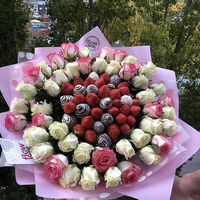 Букет из клубники и роз Дубай в FlowBerry