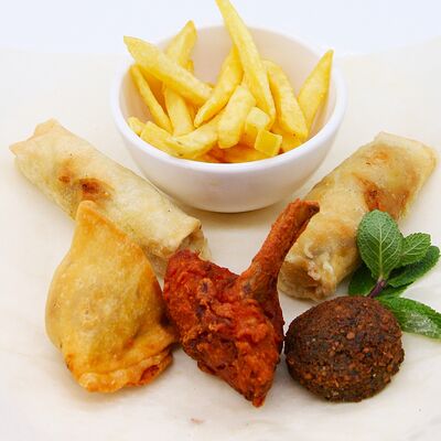 Сет из разных закусок на 1 человека + 1 соус в Ashokas Индийская кухня по цене 600 ₽