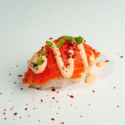 Суши с копчёным лососем, спайси в ЁБИСАН по цене 539 ₽