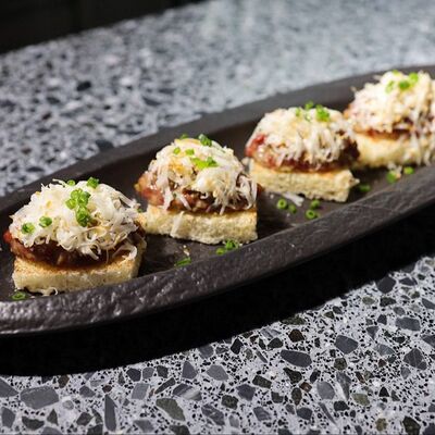 Тартар из говядины с копченым сулугуни в Sweetheart по цене 910 ₽