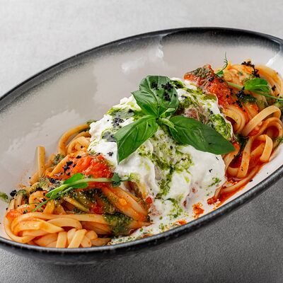 Лингвини с томатами и сыром страчателлой в Si M patio по цене 770 ₽